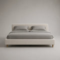 Lit double rembourré en tissu beige, couchage 160 x 200 cm, dimensions 213 x 174 x 100 cm, sommier à lattes et pieds en bois