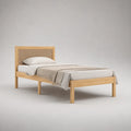 Lit simple 90 × 190 cm en pin massif avec tête de lit rectangulaire en rotin, bois naturel et beige