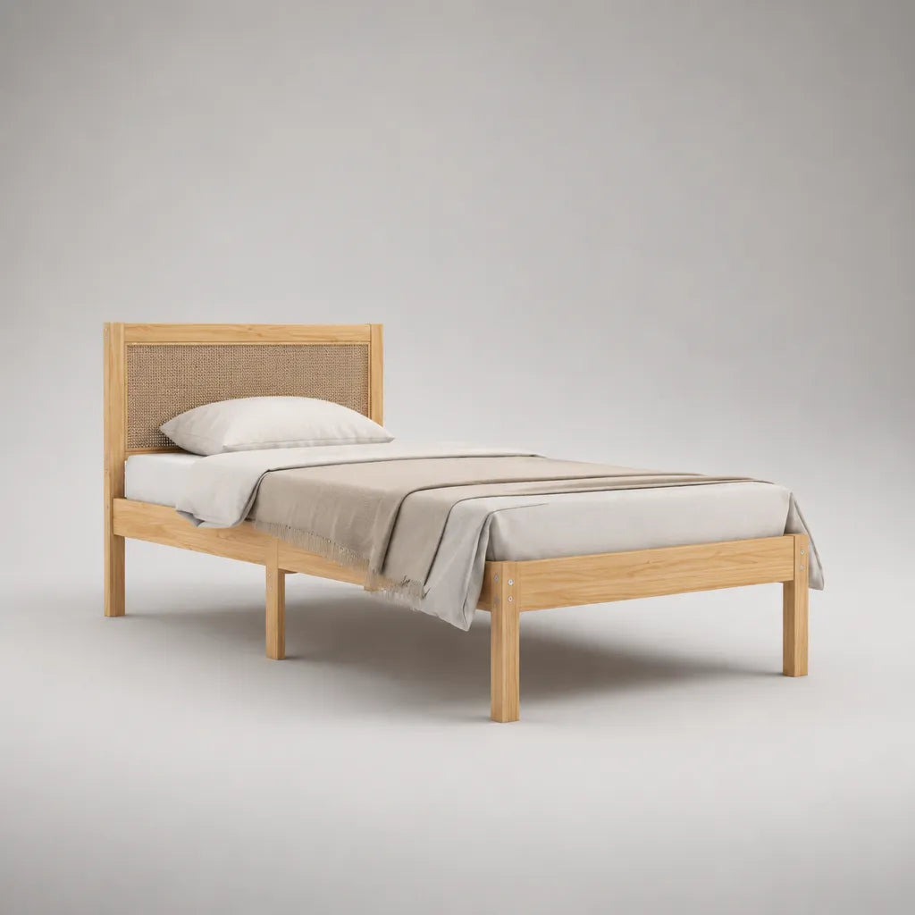 Lit simple 90 × 190 cm en pin massif avec tête de lit rectangulaire en rotin, bois naturel et beige